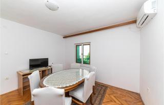 2 Bedroom Lovely Apartment In Trogir - Trogir - 4