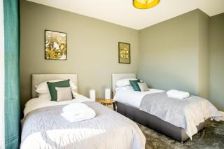 Luxury 3 Bed Penthouse with Off Street Parking - 1