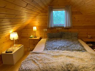 Cosy Retreat Home with Jacuzzi - 5