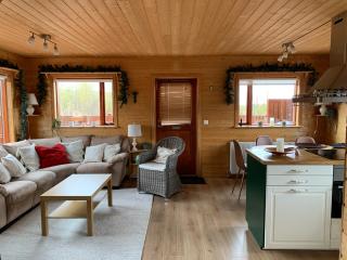 Cosy Retreat Home with Jacuzzi - 3