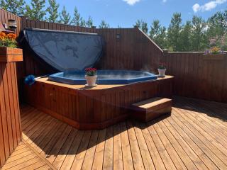 Cosy Retreat Home with Jacuzzi - 8