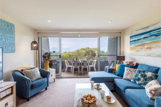 Ocean Shores, 5 27 Weatherly Close - waterfront unit with views to Shoal Bay and wifi - Nelson Bay - 3