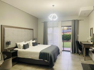 Manor Hills Guest Lodge - 5