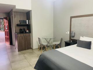 Manor Hills Guest Lodge - 4