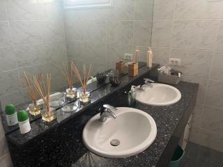 Luxury 4 bedroom villa with jacuzzi & large garden - Playa de las Americas - 2