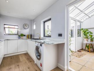 Pass the Keys Delightful 2 Bed House a Stones Throw From Beach - Bognor Regis - 5