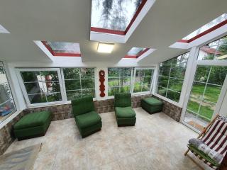 VillaRonda numai în intregime, max 5 persoane, min 4 zile, 130 mp bine incalziti, 3 dormitoare, sufragerie, bucatarie, veranda, terasa, curte cu parcare si grătar, ideala pentru lucru la distanta, insorita, discreta, zona linistita, usor accesibila - Predeal - 7