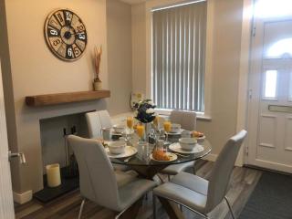 2 Bedroom Luton Townhouse - 3