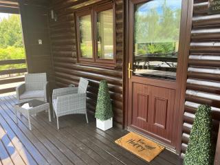 Cheerful 3-bedroom cabin with hot tub - 5