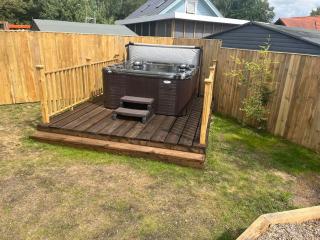 Cheerful 3-bedroom cabin with hot tub - Kings Lynn - 2