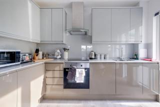 Town Center 2 bed Serviced Apartment 08 with parking, Surbiton By 360Stays - Surbiton - 9
