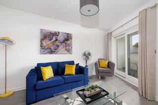 Town Center 2 bed Serviced Apartment 08 with parking, Surbiton By 360Stays - 4