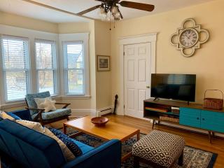 Bright 2 Br, Pets Welcome, Steps to Lake, Restaurants and Train - Wakefield - 4
