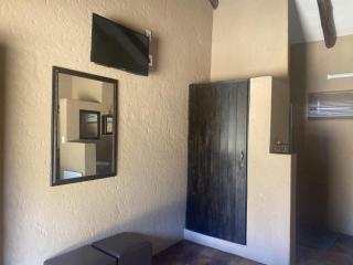 Eastwoods Lodge - Springs - 6
