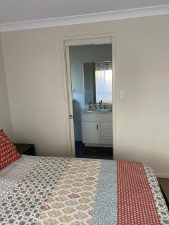 Private room with ensuite and parking close to Wollongong CBD - 8