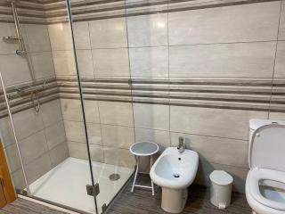 3 Bed House - Sleeps 6 - Parking - Wifi - 1