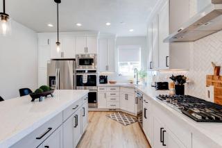 Midway to Heaven! BRAND NEW 5 bed 4.5 bath, HOTTUB - Midway - 0