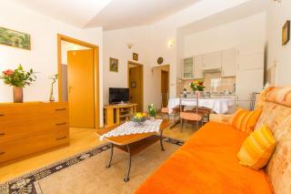 Apartments with a parking space Kastel Gomilica, Kastela - 15563 - 1