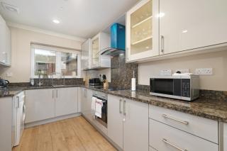 Town Center 4 Bedroom 4 bathroom Hse with Parking Slough By 360Stays - 8