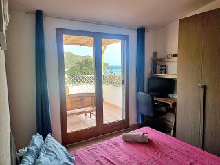 Stylish home with views 4 min walk to the beach!! - Solanas - 5