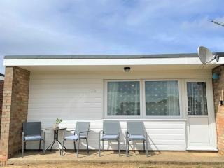 126 Hemsby Holiday Chalet, Convenient for sandy beach - Hemsby - 3