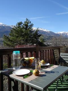 EMBRUN Superbe appartement classé 3 étoiles tout équipé avec vue sur montagnes - 0