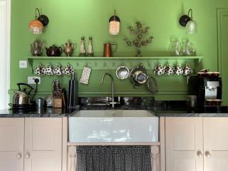 City Centre Luxury Holiday House with Outdoor Bath and Parking - 1