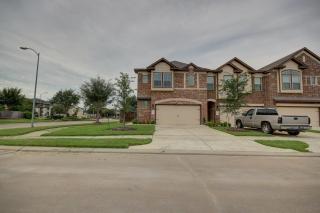 Affordable 3-Bedroom Townhouse With Backyard ~ Double Story (Pet Friendly!) - Rosenberg - 0