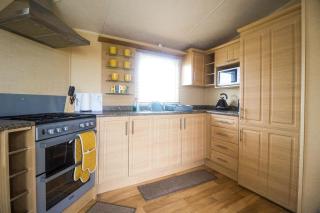 Great 6 Berth Caravan With Decking By The Beach In Suffolk Ref 40023Nd - Lowestoft - 6