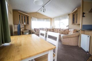 Great 6 Berth Caravan With Decking By The Beach In Suffolk Ref 40023Nd - 4