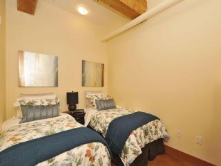 Gorgeous Luxury 2 Bedroom 2 Bath Condo In Old Town Victoria - Victoria - 3