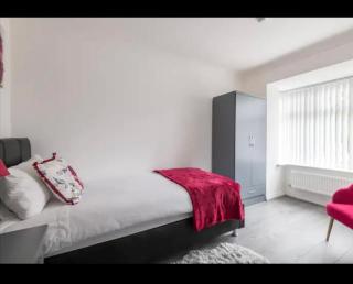 Marston 5 Bedroom Home With Parking Near NEC & BHX - Marston Green - 3