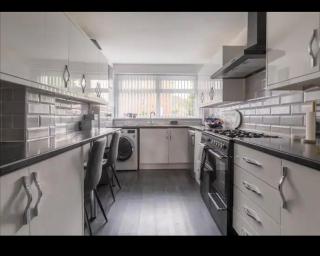 Marston 5 Bedroom Home With Parking Near NEC & BHX - Marston Green - 1