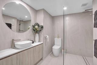 Panoramic Ocean View 2 bed 2 bath - Alexandra Headland - 4