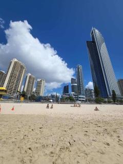 3 Bedroom Central Surfers Paradise Apartment - Gold Coast - 3
