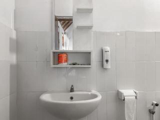 Aira Homestay near Pantai Kuta Mandalika Mitra RedDoorz - Bumbang - 3