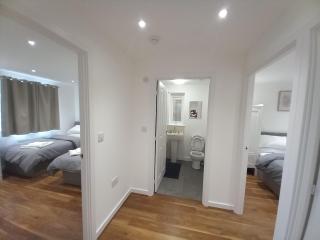 Modern 3bedroom house with Netflix & 2Driveway parking - East Tilbury - 1