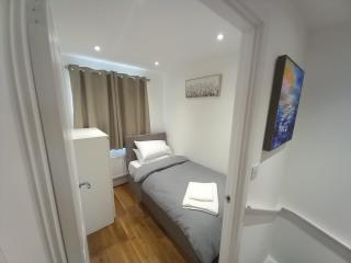 Modern 3bedroom house with Netflix & 2Driveway parking - East Tilbury - 2