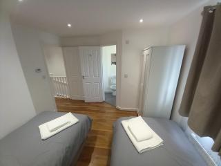 Modern 3bedroom house with Netflix & 2Driveway parking - East Tilbury - 3
