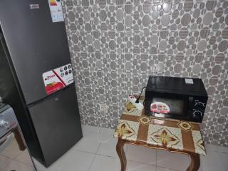 CHAMBRES PRIVEES CLIMATISEE ACCES DOUCHE -CUISINE-SALON - 9