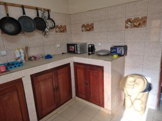 CHAMBRES PRIVEES CLIMATISEES-DOUCHES PERSONNELLES-NEFLIX-SALON - Dakar - 3