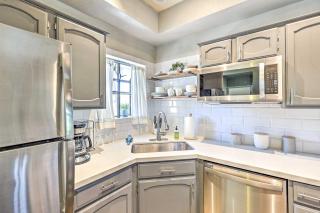 Golf Course Views and Pool Access Glendale Condo! - Glendale - 4