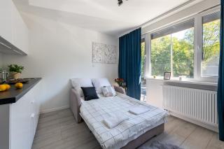 Batorego 220 - 450m stacja metra Pola Mokotowskie, 800m Biblioteka Narodowa - 20m piękny park Pola Mokotowskie - 800m do SGH - Wifi - Smart TV - Good Apartments - 8