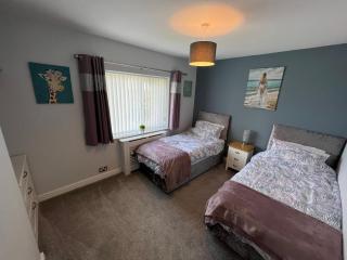 Two bedroom house with enclosed gardens and 2 car drive - 2