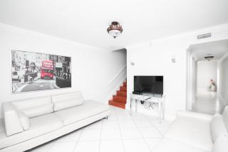 Beautiful 2/2.5 Condo w/Free Parking Fast WIFI - 0