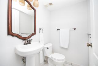Beautiful 2/2.5 Condo w/Free Parking Fast WIFI - 5