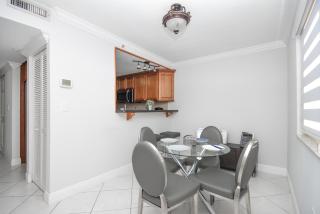Beautiful 2/2.5 Condo w/Free Parking Fast WIFI - 2