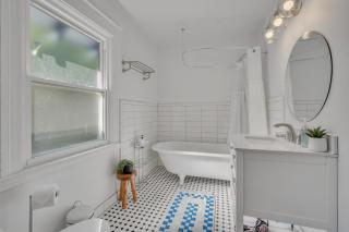 Pet Friendly 5BR Home near Downtown Detroit - Detroit - 2