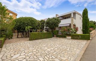 Stunning Apartment In Mandre With Wifi - 6