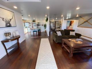 Roof-top stay, king-size bed, views of Loveland - 9